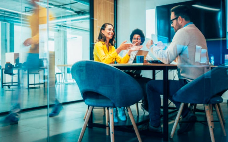 Graphic illustrating HCL BigFix Workspace+ in action detecting threats